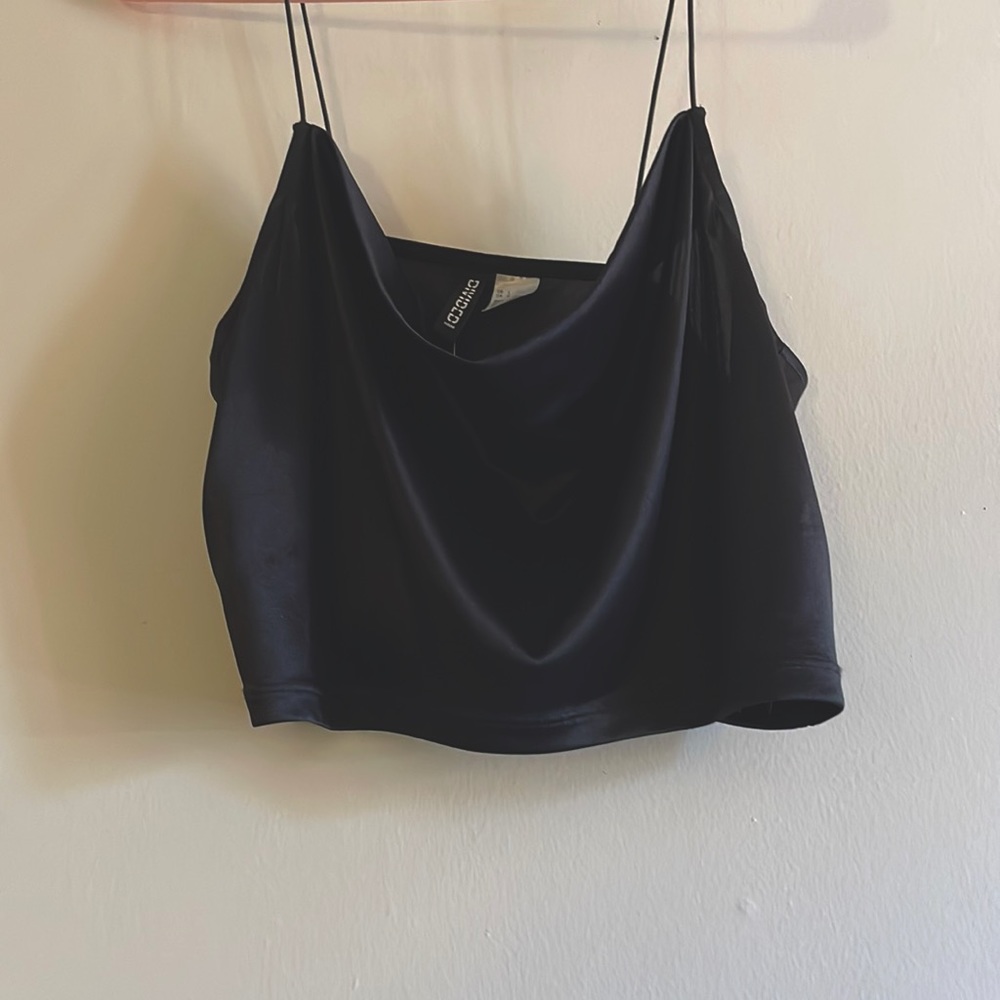 DIVIDED Crop top shirt. Silky smooth. size (L)